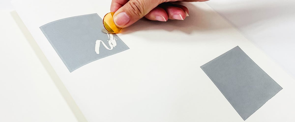 Gia công phủ nhũ cào chất lượng cao tại TPHCM, lớp nhũ che kín 100%, bám chắc – không bong, kiểm soát theo ISO 9001:2015 & ISO 22000:2018, máy phủ nhũ chuyên dụng.