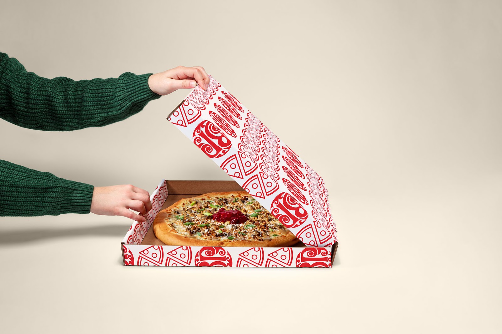 Việt In chuyên in hộp đựng pizza theo yêu cầu với quy trình sản xuất khép kín, chuẩn màu PSO, máy X-Rite IntelliTrax2, đạt ISO 22000, ISO 9001 và HACCP, đáp ứng đơn hàng số lượng lớn cho ngành F&B.